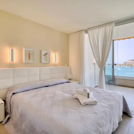 Ocean Views With Spectacular Sunsets باتالاباكا